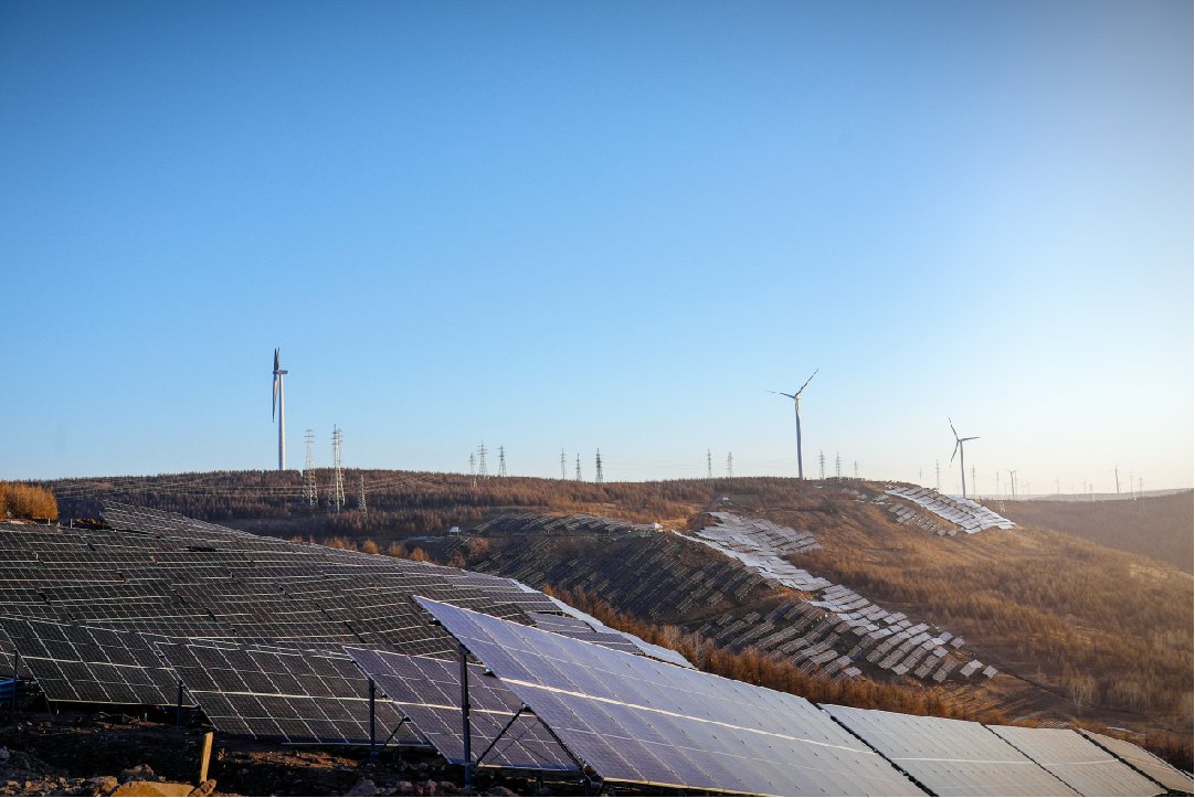 CSCECNEWS's tweet image. Recently, a section of the Hebei Weichang Wind-solar hydrogen storage and heat integration wind farm, undertaken by CSCEC, was successfully connected to the grid for power generation. The project employs a &quot;forest-solar complementary + grass-solar complementary&quot; model with a…