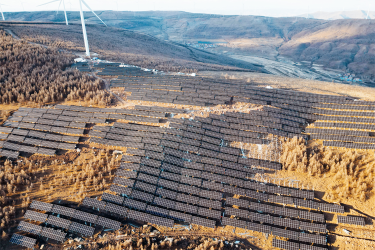 CSCECNEWS's tweet image. Recently, a section of the Hebei Weichang Wind-solar hydrogen storage and heat integration wind farm, undertaken by CSCEC, was successfully connected to the grid for power generation. The project employs a &quot;forest-solar complementary + grass-solar complementary&quot; model with a…