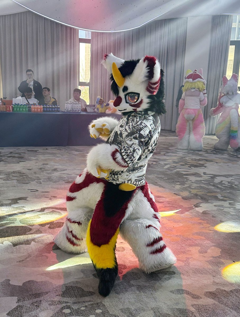 喜欢这种雾蒙蒙的光柱～💎
#fursuit #furry