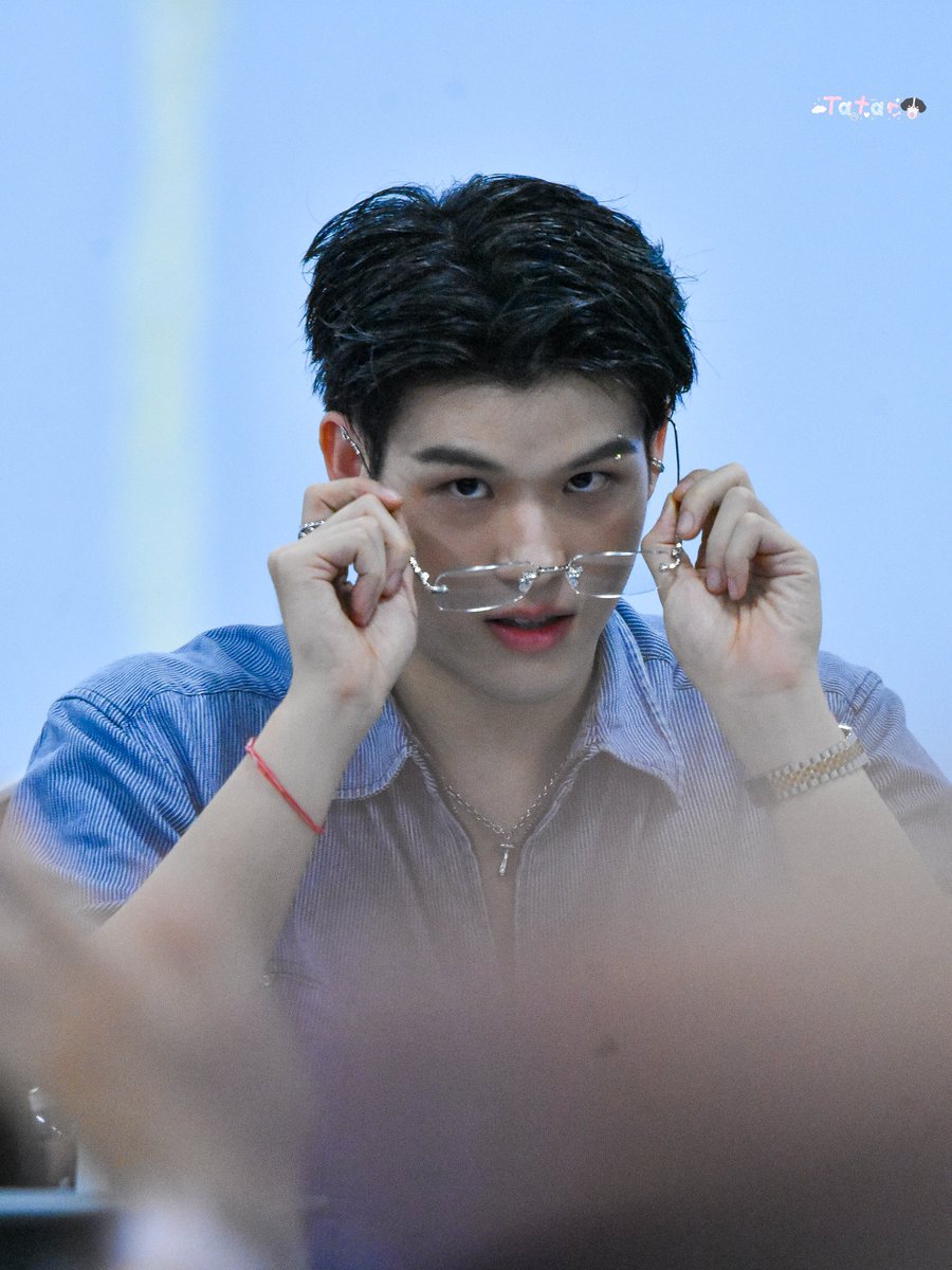 tatar_lvs's tweet photo. มีคนเขินโดนแซวตอนจะใส่แว่นว่ามันจะหล่อเกิน เลยเช็คหน้าหม่าม๊าก่อนใส่ เอ็นดูววววววว์

SKYNANI BOOK FAIR FANSIGN

#BKKIBF2025xSkyNani
#skywongravee https://t.co/yQFPeoAmqa