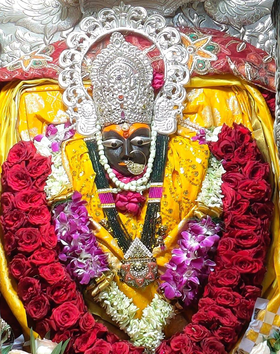 badrigautam190's tweet photo. *🔆🔱जय हो माई की🔱🔆*
        🐅"शारदा भवानी" 🐅
*त्रिकूट पर विराजी आदिशक्ति जगत जननी माई शारदा के नवरात्र के षष्ठी आज दिनांक ०३.०४.२०२५ (गुरुवार )के प्रातःकालीन दिव्य दर्शन,श्रृंगार एवं आरती* 
     माँ शारदा शक्तिपीठ 
       मैहर धाम  (म ,प्र)
❀꧁🚩जय माई की🚩꧂❀
#Maihar https://t.co/D741OiEpka