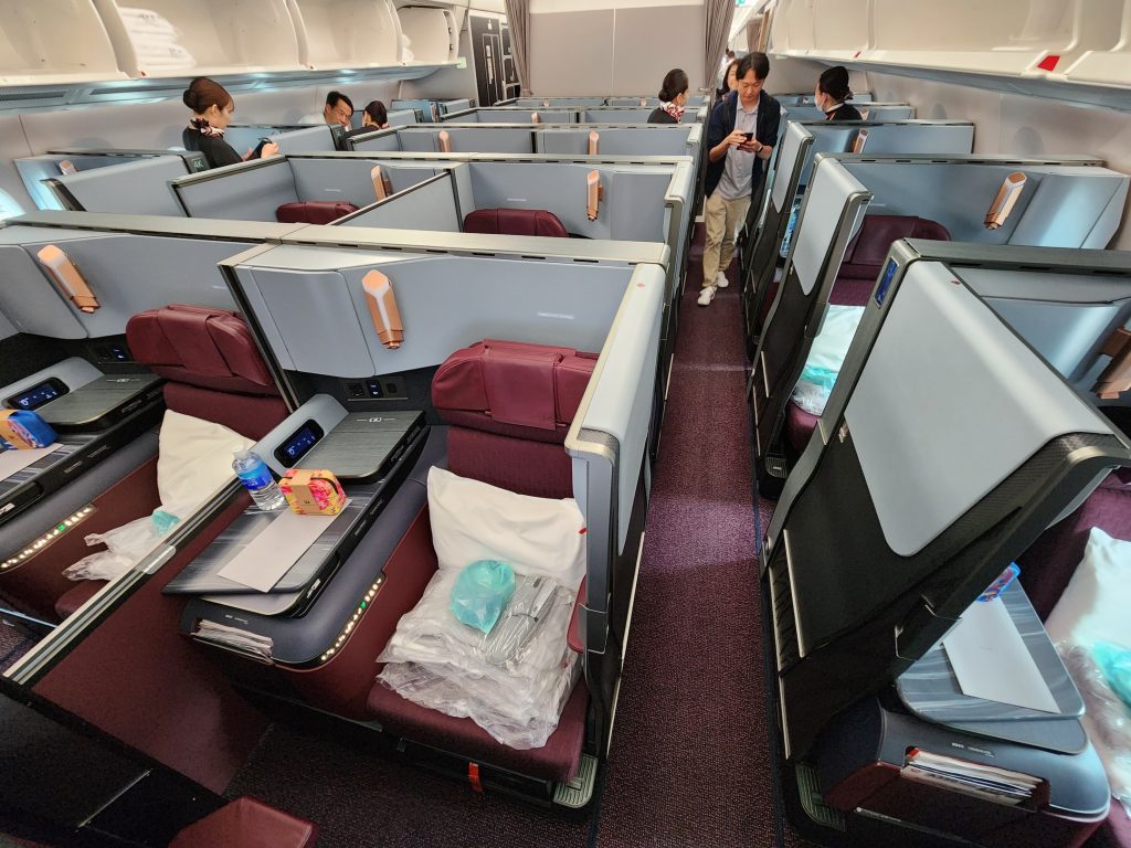 TripPlusTravel's tweet photo. Super excited to fly @JAL_Official_jp @traveloneworld brand new business class on @Airbus A350-1000 aircraft!! ^Randy
#japanairlines #jal #oneworld #airbus #a350 #businessclass #travelphoto #tripplus https://t.co/SpYVtqdl6l