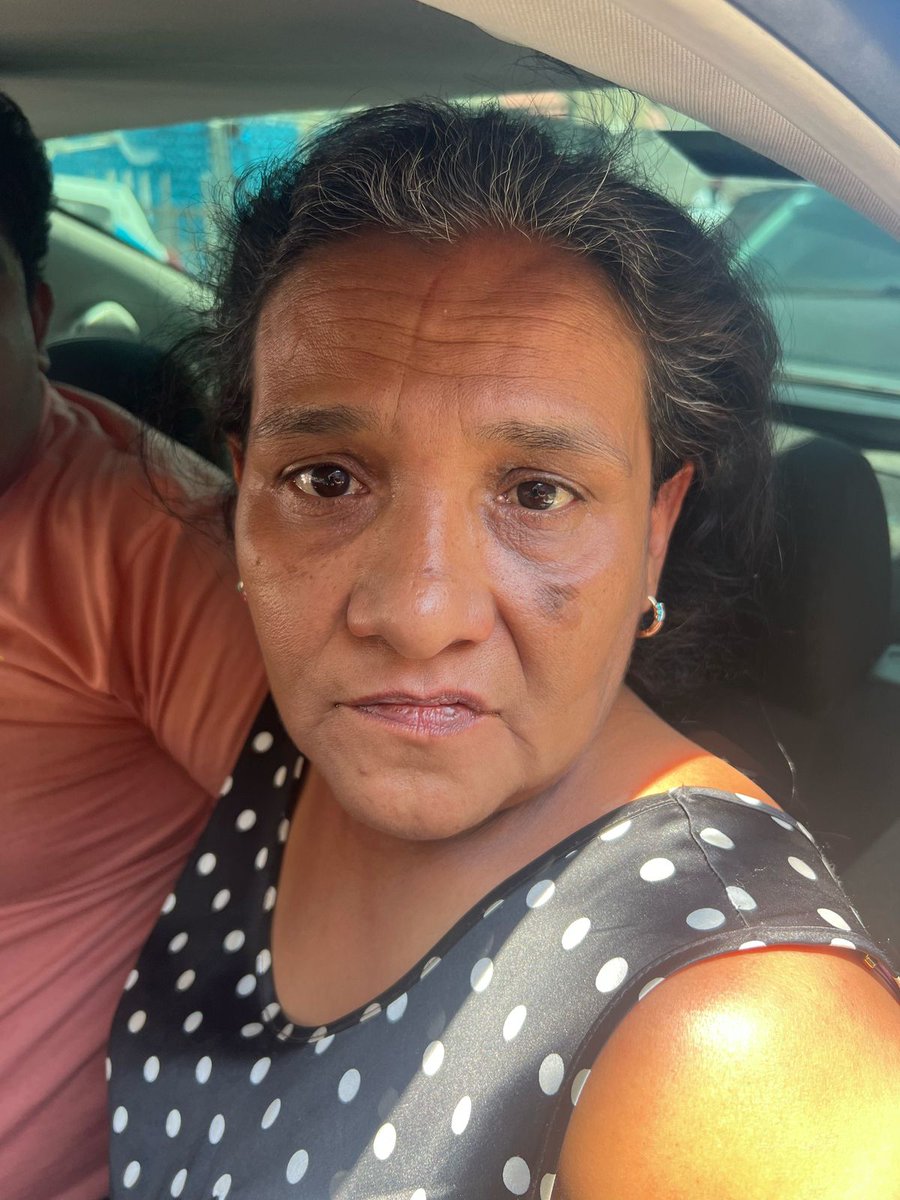 noelalvaradom's tweet photo. Detienen a Doña Carlota y a dos de sus hijos por asesinar al 2 por invadir su propiedad en #Chalco @Edomex. Ya le compusieron un corrido. Los invasores eran de Sindicato 22 de Octubre. Se hizo justicia por su propia mano. @FiscaliaEdomex @GN_MEXICO_ @SS_Edomex @CNDH https://t.co/eYFp84ji9D