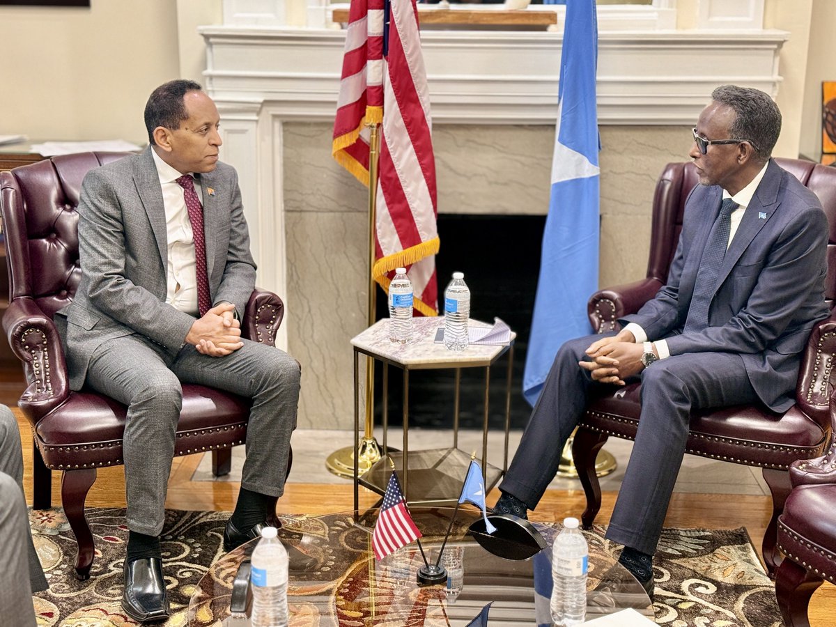 Ambassador @DahirHasan hosted H.E. Berhane Solomon, Chargé d’Affaires of <a href="/EmbassyEritrea/">Berhane</a> to the 🇺🇸, at the @SomaliaInUSA. They engaged in discussions on matters of mutual interest for 🇸🇴 and 🇪🇷, including the most recent Horn of Africa developments.