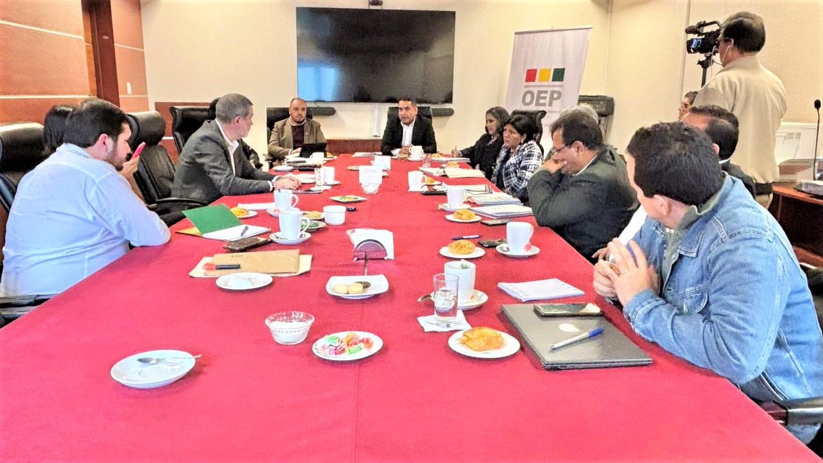 TSEBolivia's tweet photo. #LaPaz I TSE recibió a una comitiva interinstitucional del departamento de Santa Cruz, para socializar el trabajo realizado sobre la delimitación de circunscripciones para las #EleccionesGenerales2025, misma que presentó observaciones en cuanto a la delimitación realizada. https://t.co/Jkp6yOjEWl