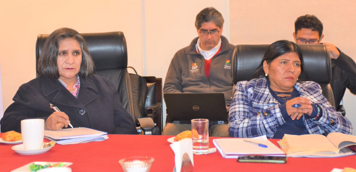TSEBolivia's tweet photo. #LaPaz I TSE recibió a una comitiva interinstitucional del departamento de Santa Cruz, para socializar el trabajo realizado sobre la delimitación de circunscripciones para las #EleccionesGenerales2025, misma que presentó observaciones en cuanto a la delimitación realizada. https://t.co/Jkp6yOjEWl