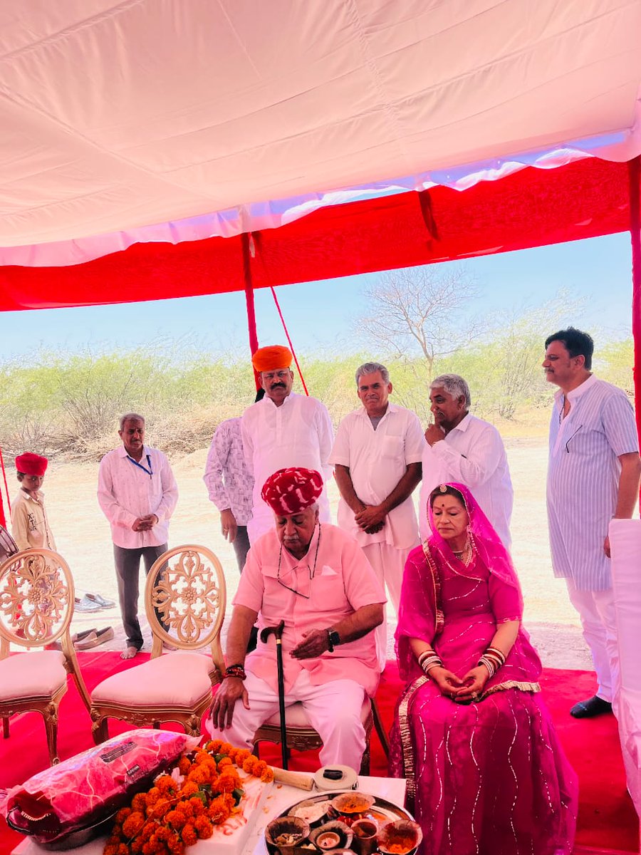 कुलदेवी राजराजेश्वरी मां नागणेच्या माताजी धाम नागाणा(कल्याणपुर) में कल जोधपुर महाराजा राजाधिराज श्री गजसिंह जी साहब एवं महारानी साहिबा श्रीमती हेमलता राजे जी के पावन सानिध्य में आयोजित राजपूत समाज धर्मशाला के शिलान्यास समारोह में धर्मलाभ के सहभागी बनने का सौभाग्य प्राप्त हुआ।