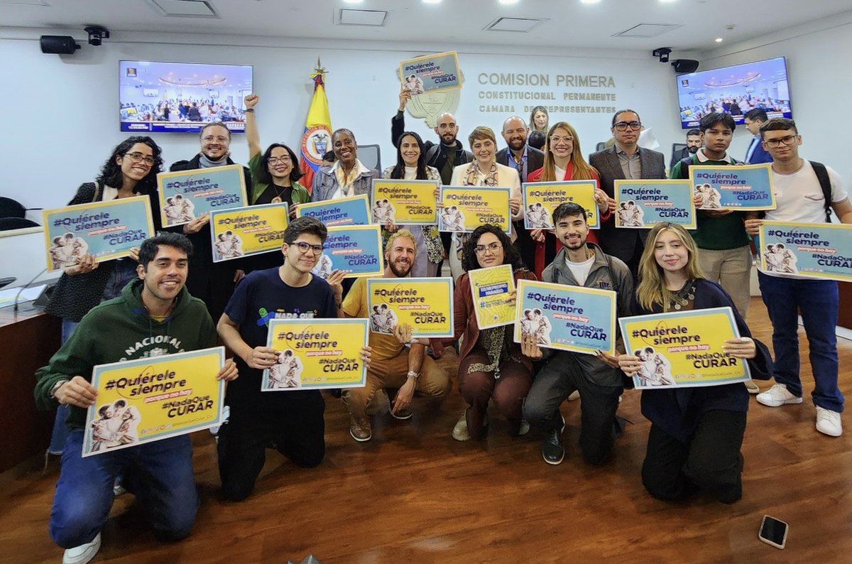 Mauricio Albarracín Caballero (@malbarracin) on Twitter photo Hoy se aprobó en 1er debate en Comisión Primera Cámara proyecto ley (PL) #365/2024 para prevernir y sancionar las prácticas de conversión. Va un hilo con medidas que contiene el PL.
Gracias a <a href="/CaroGiraBo/">Carolina Giraldo Botero 🏛️🇨🇴</a> <a href="/Juli_Froo/">Julián F Rodríguez I 🏳️🌈🇨🇴</a> por insistir y a representantes que nos apoyaron <a href="/JuanKarloslos/">Juan Carlos Losada</a> Hoy se aprobó en 1er debate en Comisión Primera Cámara proyecto ley (PL) #365/2024 para prevernir y sancionar las prácticas de conversión. Va un hilo con medidas que contiene el PL.
Gracias a <a href="/CaroGiraBo/">Carolina Giraldo Botero 🏛️🇨🇴</a> <a href="/Juli_Froo/">Julián F Rodríguez I 🏳️🌈🇨🇴</a> por insistir y a representantes que nos apoyaron <a href="/JuanKarloslos/">Juan Carlos Losada</a>