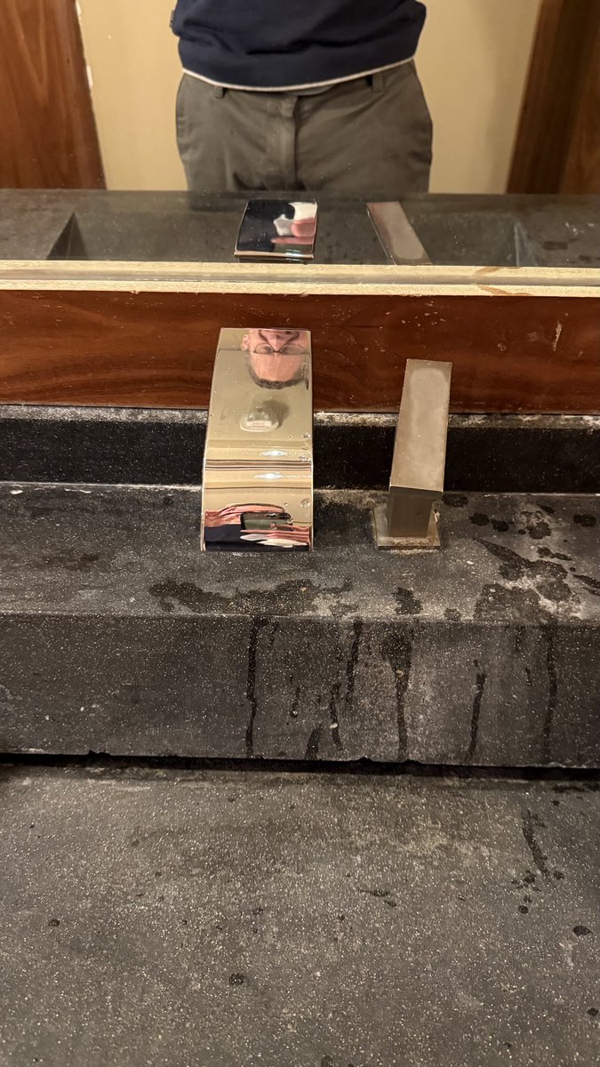 ethankurz's tweet image. What do you think the thing on the right does? #designfail