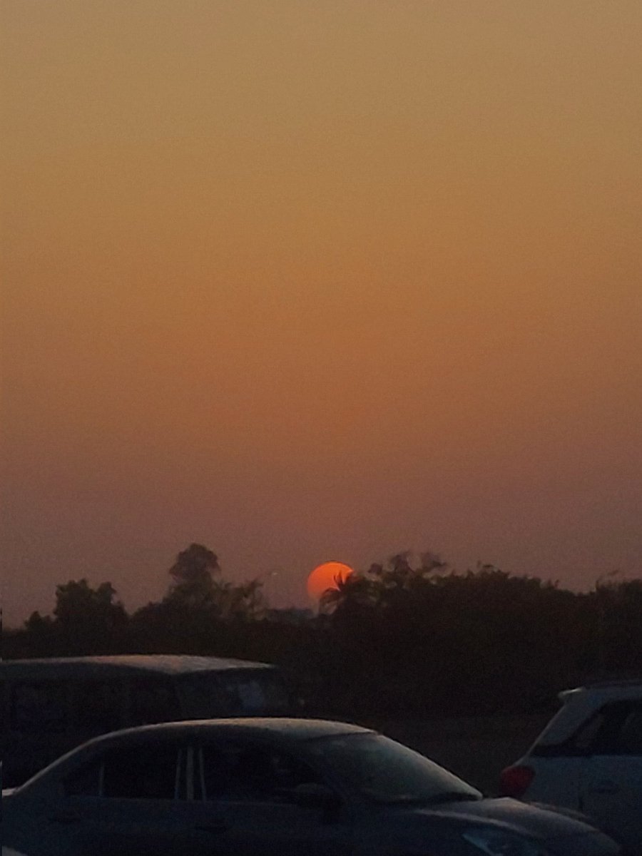 चमत्कार किस लिए, प्रभु ! 
मैं तो एक फूल देख कर चौंक जाता हूँ।
सोचता हूँ,
इस क्रूरता से भरी हुई पृथ्वी पर 
ऐसा कैसे हो सकता है?

- अहर्निश सागर