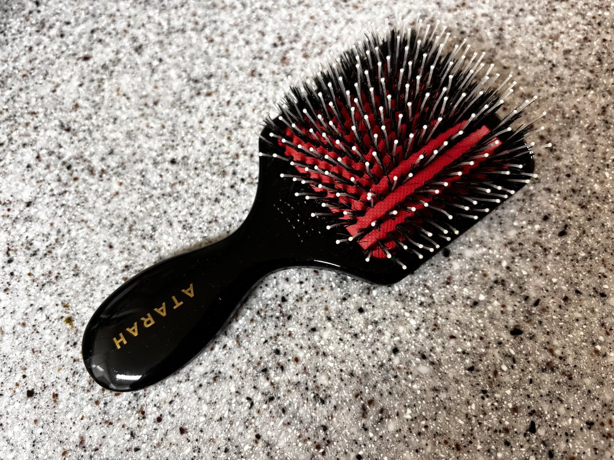 9960002's tweet photo. 소비기록
아타라 돈모 쿠션 브러쉬
파마로 인한 손상머리카락으로 이제부터라도 관리해보고자.빗을 바꿔 봄.시원하긴 쌱쌱 빗긴다고해서 산 멧돼지털믹스 브러쉬.우선 작은 사이즈를 샀는제.오!아주 만족스럽다! 시원하다.머리빗는 질감이 아주 시원산뜻!!그래서 큰 사이즈도 탐이 난다(게다가 우드!) https://t.co/OSXBCzn3Ns