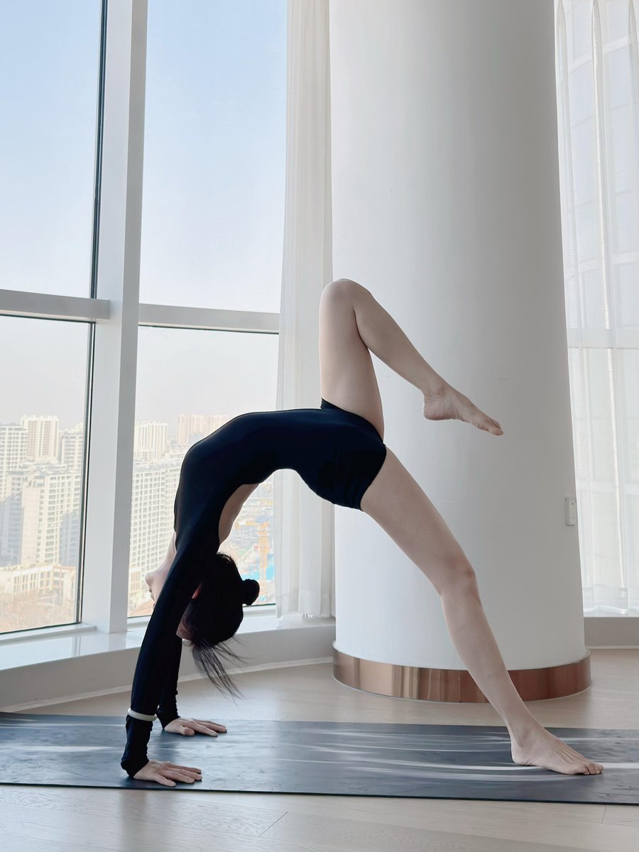 This handstand challenge made me realize that breaking through is never easy, but it’s worth it! 🤸‍♀️