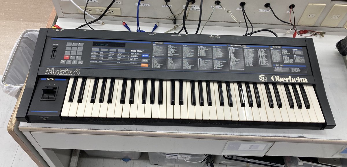 hard_nisinomiya's tweet photo. めっちゃw付けて煽ってくるキーボードが
入荷いたしました！
残念ながら音は出ません…
確率で電源が入ります！
修理できる方求む！！！！！
#oberheim  #matrix6
#シンセサイザー #ハードオフお宝部 
#ハードオフ西宮 https://t.co/zH1T7dxbnv