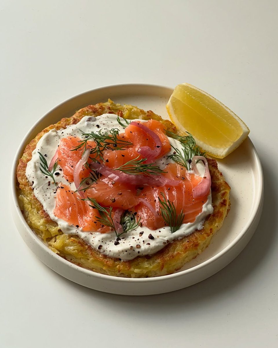 Картофельные рёсти с лососем и сметаной — идеальный завтрак или закуска! 🥞💛

Натираю картофель, отжимаю лишнюю влагу, добавляю соль и перец. Обжариваю на сковороде до золотистой корочки. Подаю с лососем, сметаной, маринованным красным луком, укропом и каплей лимонного сока. 🔥