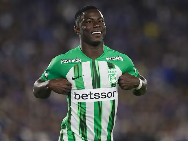 Diferencial, desequilibrante, encarador y ganador. Como Marino pocos en Colombia, entiende el juego, disfruta y hace disfrutar, anótenle goles y asistencia, siempre rinde. Figura indispensable para Nacional en está Copa Libertadores, mientras la selección se hunde en la necesidad