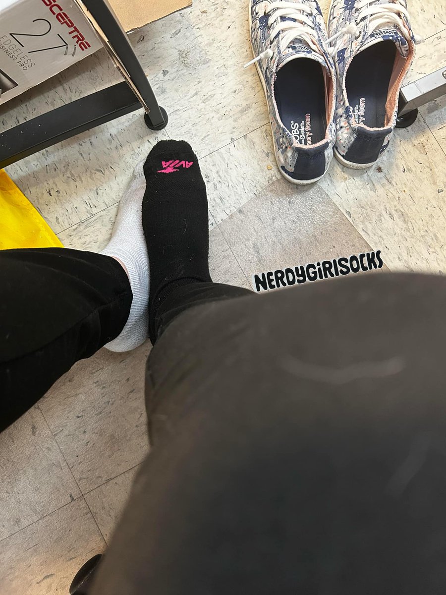 NerdyGirlSocks's tweet photo. Some more sneaky pics for you guys from work earlier! This time in #mismatched #socks, one #NewBalance #whitesock and one #Avia #blacksock.
1/2
#mismatchedsocks #cutesocks #socksinpublic #sneakypics #feetatwork #socksoftheday #socksoftwitter #socksofX #anklesocks https://t.co/UTvSNRfR4F