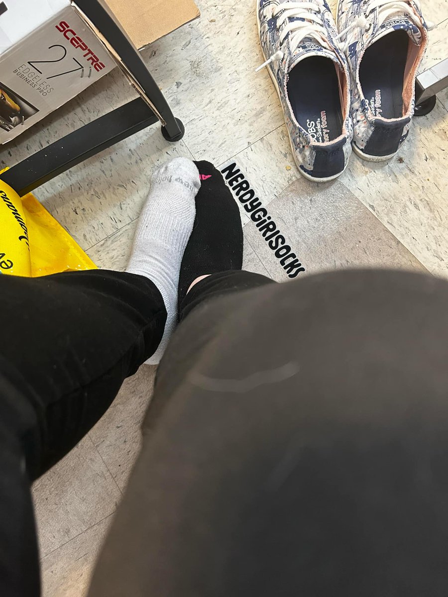 NerdyGirlSocks's tweet photo. Some more sneaky pics for you guys from work earlier! This time in #mismatched #socks, one #NewBalance #whitesock and one #Avia #blacksock.
1/2
#mismatchedsocks #cutesocks #socksinpublic #sneakypics #feetatwork #socksoftheday #socksoftwitter #socksofX #anklesocks https://t.co/UTvSNRfR4F