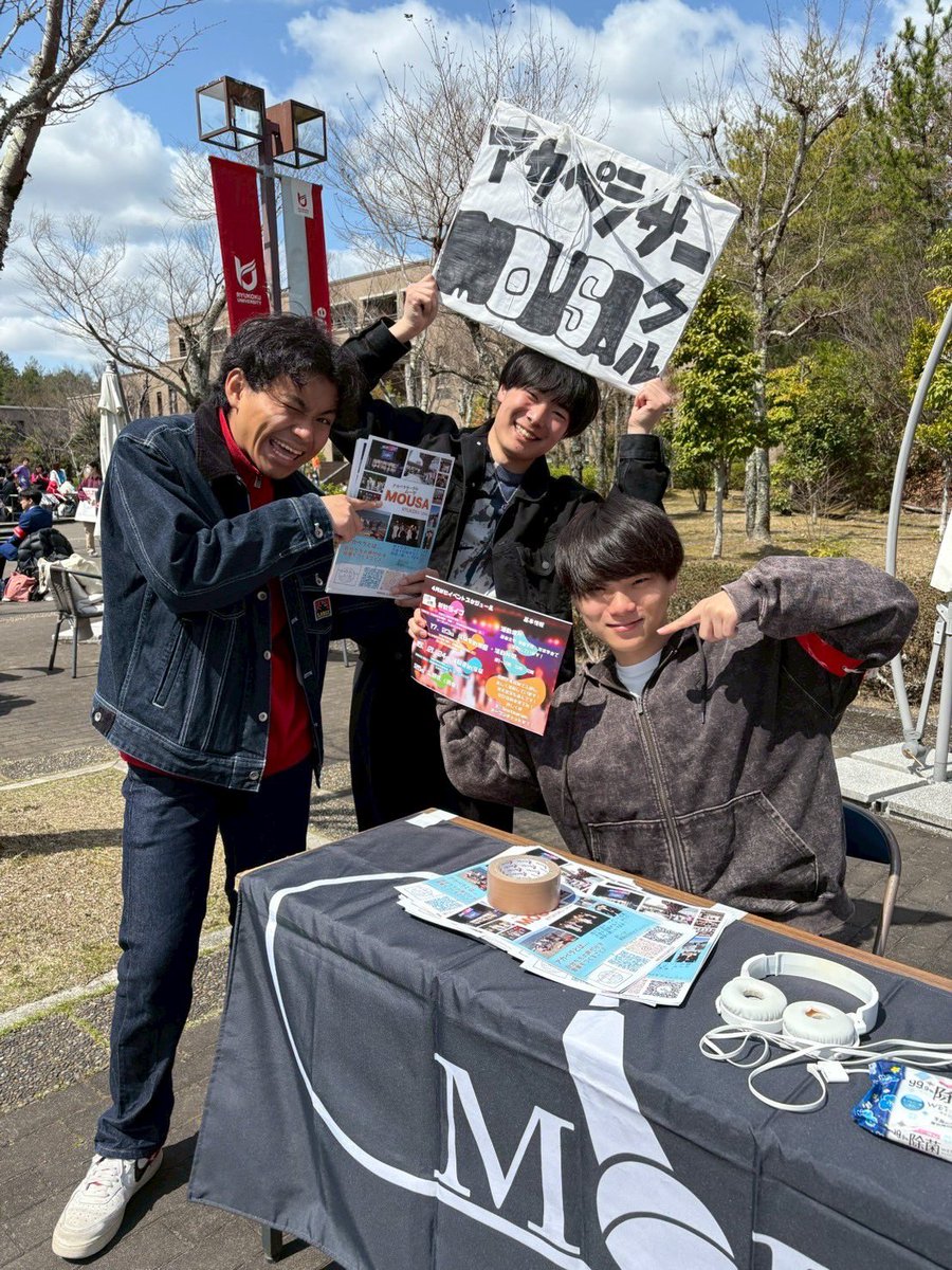 MOUSAnewcomer's tweet photo. ビラ配り&amp;ブース設置してます‼︎
新入生のみなさんぜひきてください✨

#龍谷大学 #春から龍大 #春から龍谷 #瀬田 #深草 #龍大サークル #龍谷サークル #龍大アカペラサークル #アカペラサークル #音楽サークル #音楽 #アカペラ #ボイパ https://t.co/DPKNjCBKQz