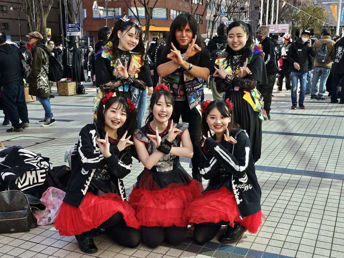 ArkadiaOfDreams's tweet photo. Here's a little throwback to LEGEND - MM 21 NIGHT of a photo with @PABYMETAL and @Berrymetal1. I appreciated the compliments on my battle jacket too haha. It was fun to meet you all!! 🤘

#BERRYMETAL 
#PABYMETAL 
#LEGENDMM 
#BABYMETAL https://t.co/bjYWnnq33g