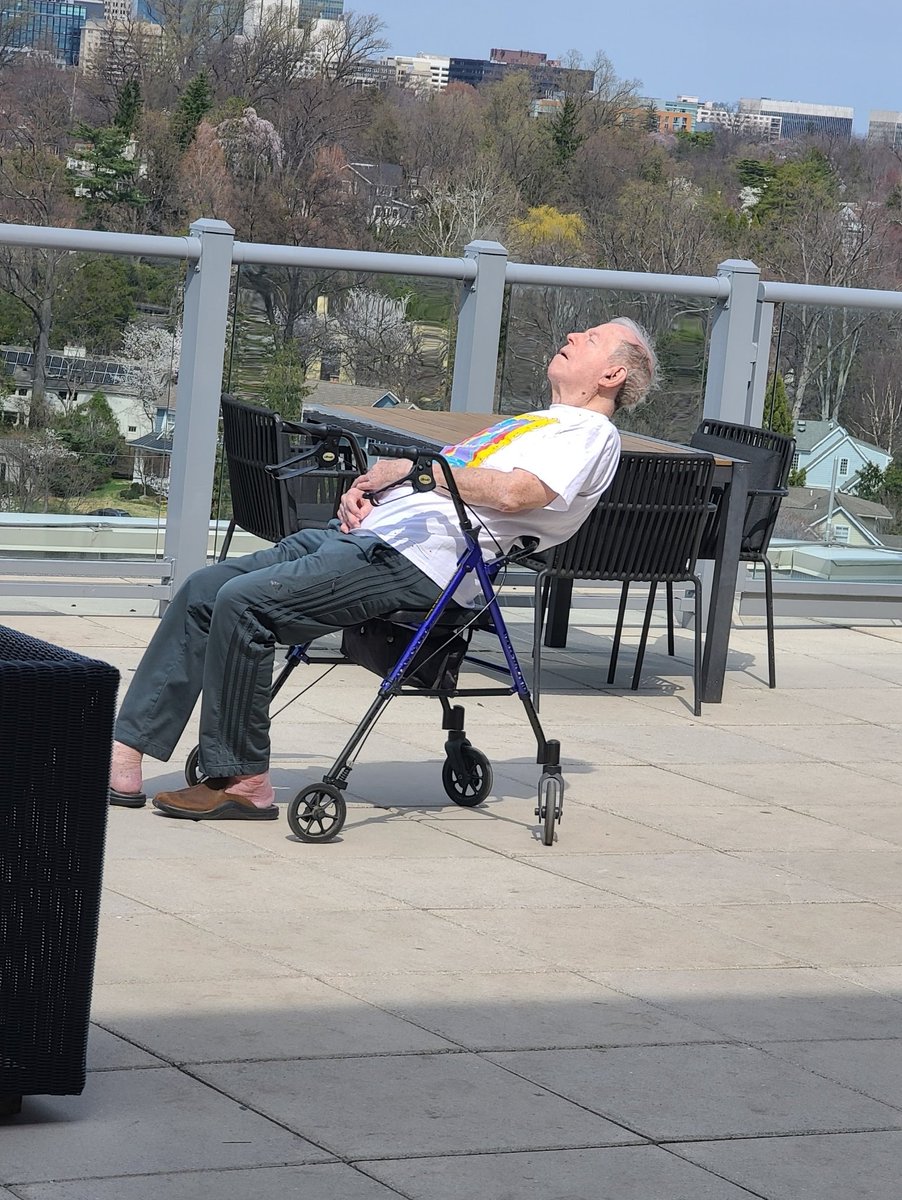 CryptoDice69's tweet photo. @elonmusk Found Joe sleeping on roof again.... https://t.co/7TnAqsiSAs
