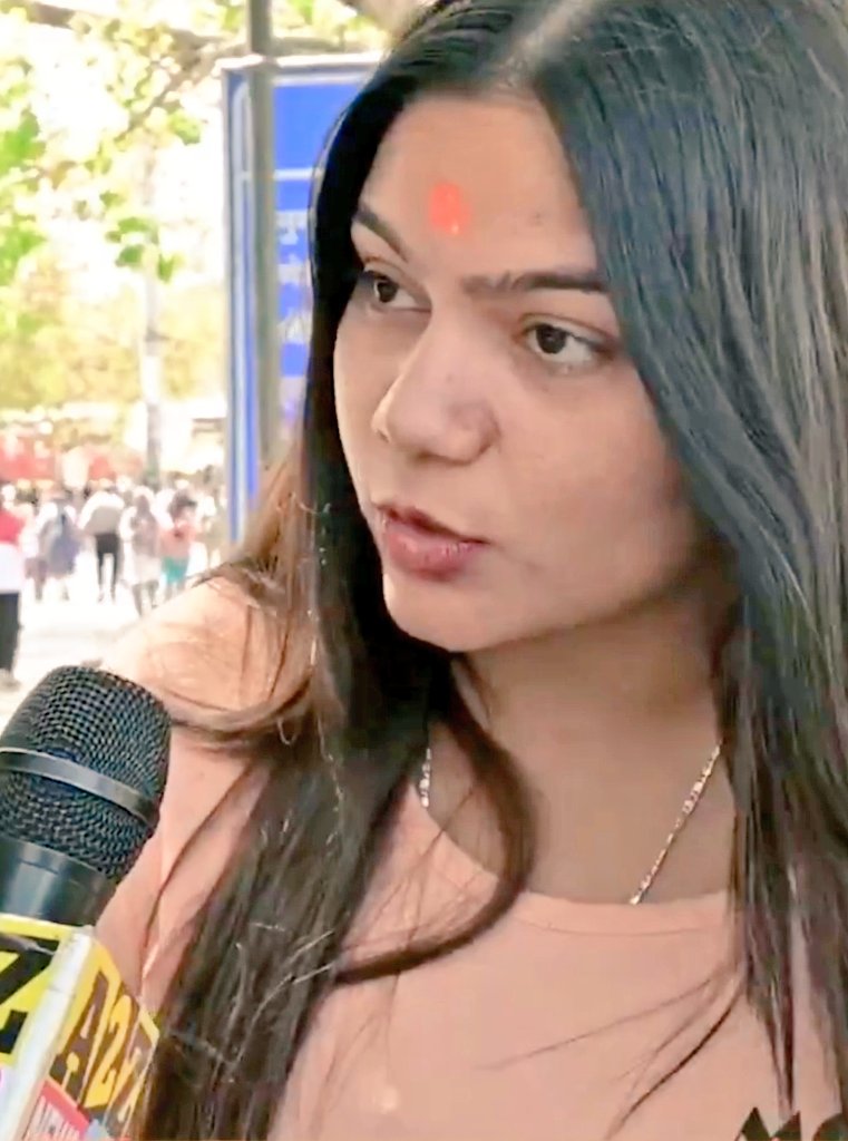 मेरा रेप हुआ ही नहीं🚨

मैं पांच साल से लिव इन में रहती थी
सनोज जी की किस्मत खराब थी जो जेल गए

प्रयागराज महाकुम्भ से वायरल गर्ल मोनालिसा
को अपनी फ़िल्म में हीरोइन बनाने वाले सनोज मिश्रा का नाम आपने अभी खूब सुना होगा,

जहाँ उन्हें रेप केस में जेल भेजा गया है
लेकिन खुद लड़की से जब