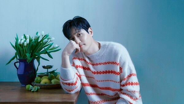 tang__kira's tweet photo. Ngeliat Gwansik = ikut kasian 😭

Park Haejoon cerita ada sunbaenya yang ngirim chat kayak gini setelah nonton 'When Life Gives You Tangerine'.

"Bahkan ngeliat muka kamu doang bawaannya jadi sedih..."

Park Haejoon awalnya agak khawatir kira-kira gimana ya persepsi penonton tentang Gwansik versi paruh baya dan kakek-kakek...

Namun setelah nonton 2 eps pertama, kekhawatiran itu langsung sirna.