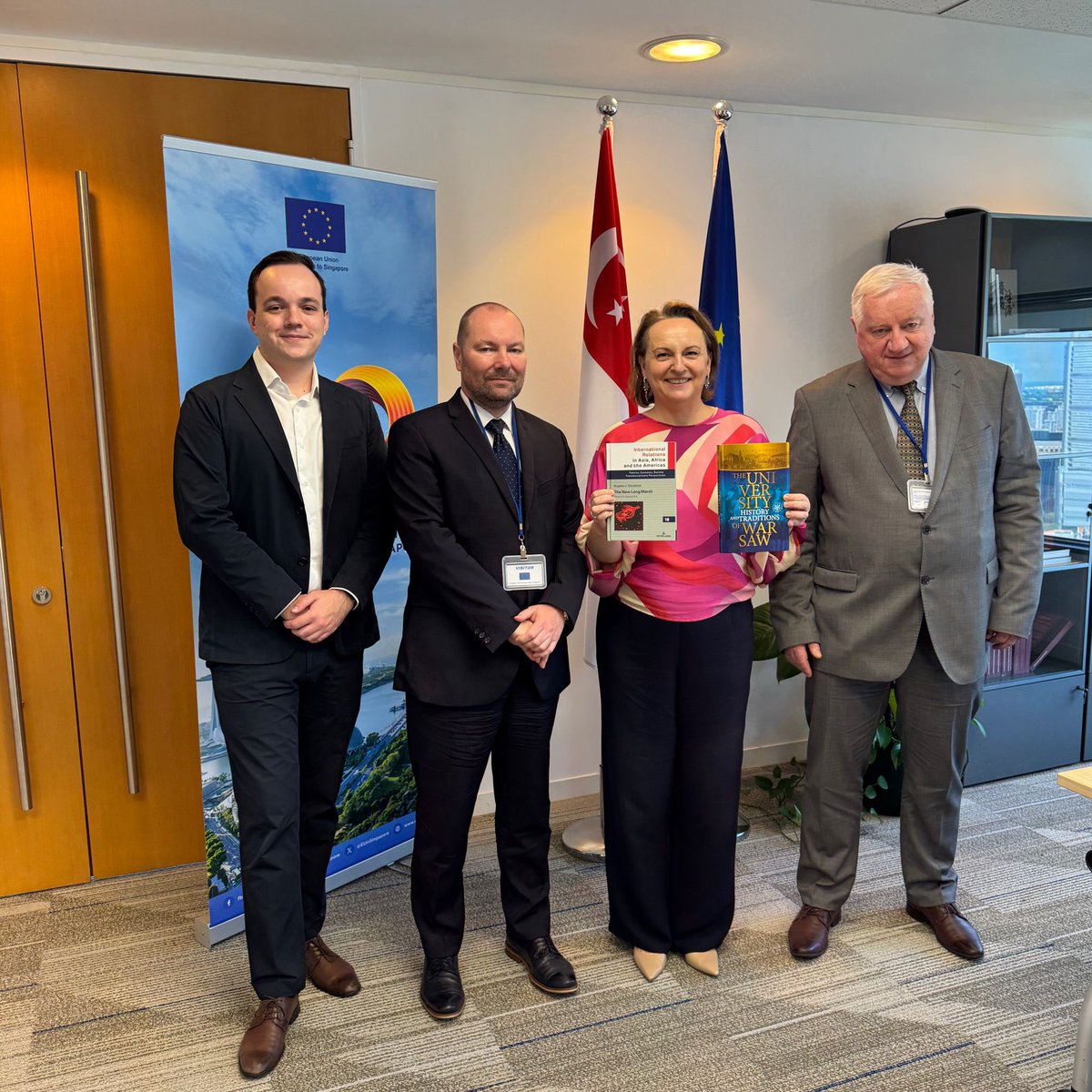 IwonaPiorkoEU's tweet photo. A pleasure to receive two renowned scholars from my first Alma Mater @UniWarszawski at the EU Delegation. Excellent exchange on 🇪🇺 relations with Singapore and Southeast Asia. 

Dziękuję bardzo Prof. @b_goralczyk &amp; dr hab. Kamil Zajączkowski. https://t.co/AGLQnZX6fg