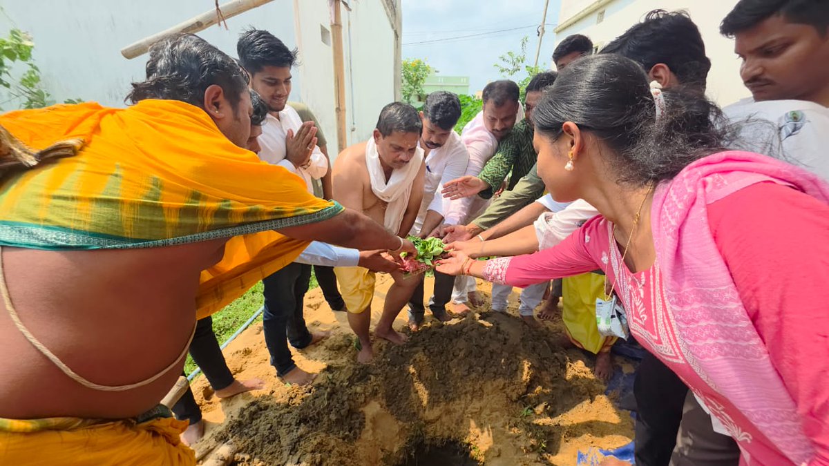 ଚୈତ୍ର ଶୁକ୍ଳ ୫ମୀ ତିଥି ଏପ୍ରିଲ ୨ ତାରିଖ ଦିନ ଅଖିଳ ଭାରତୀୟ ବିଦ୍ୟାର୍ଥୀ ପରିଷଦ, ପୁରୀ କାର୍ଯ୍ୟାଳୟ ଶ୍ରୀପତି ଭବନର ଭୂମିପୂଜନ ମହୋତ୍ସବ ଅନୁଷ୍ଠିତ ହୋଇଯାଇଛି । ଏହି ମାଙ୍ଗଳିକ କାର୍ଯ୍ୟରେ କ୍ଷେତ୍ରୀୟ ସହ ସଂଗଠନ ସମ୍ପାଦକ ଶ୍ରୀମାନ ବୈଲୋଚନ ସାହୁ , ପ୍ରାନ୍ତ ସଂଗଠନ ସମ୍ପାଦକ ଶ୍ରୀମାନ ବୁଦ୍ଧଦେବ ବାଘ ଭାଇ ଉପସ୍ଥିତ ଥିଲେ ।
#abvppuri