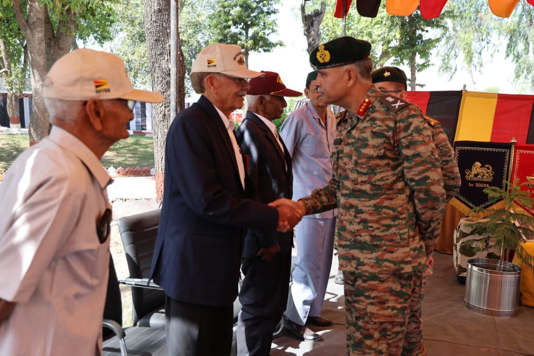 VajraCorps_IA's tweet photo. Lt Gen Ajay Chandpuria, AVSM, VSM, GOC, #VajraCorps visited #AsalUttar War Memorial and offered tribute to CQMH Abdul Hamid, PVC (Posthumous) and other heroes of #KhemKaran Sector in 1965 and 1971 Indo-Pak Wars. He also interacted with Ex Servicemen and Panchayat Members of the area and discussed issues related to #DrugMenace and #AgniveerOutreach.
#LestWeForget #ServiceBeforeSelf #HonouringOurHeroes
@adgpi @westerncomd_IA @prodefencechan1 @pro_defence @DIAV20 @adfpngo @ANTFPunjab @DIRECTORATERTG