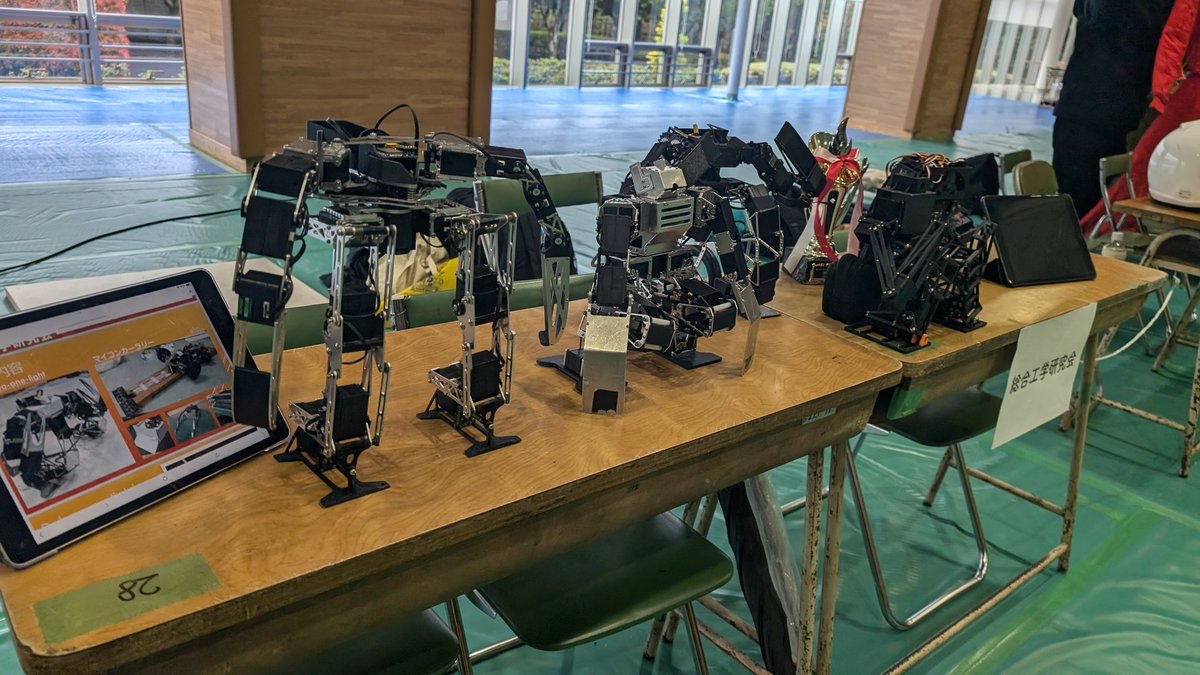 SKK_dotera's tweet photo. サークル博2日目始まりました!!
総合工学研究会ではROBO-ONElightに出場している機体の展示を行っています。
#春から千葉工大 https://t.co/UHBmFW9SH9