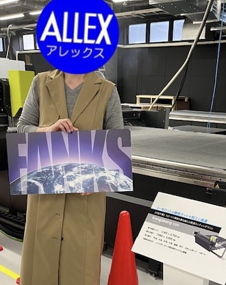 allex_japan's tweet photo. 今回のお花のプレートはこんなふうに3層になっているのですよ。（この写真のは今回使用のと少し違いますが）
リンクスさん@Links_POP は大きな紙製什器や販促ツールの会社さんで、ショールームには映画館の入り口にある巨大POPや知っているお菓子や化粧品の什器がたくさん。 そしてなにより素晴らしいのがFANKSが3人もいること！！
#TMNETWORK