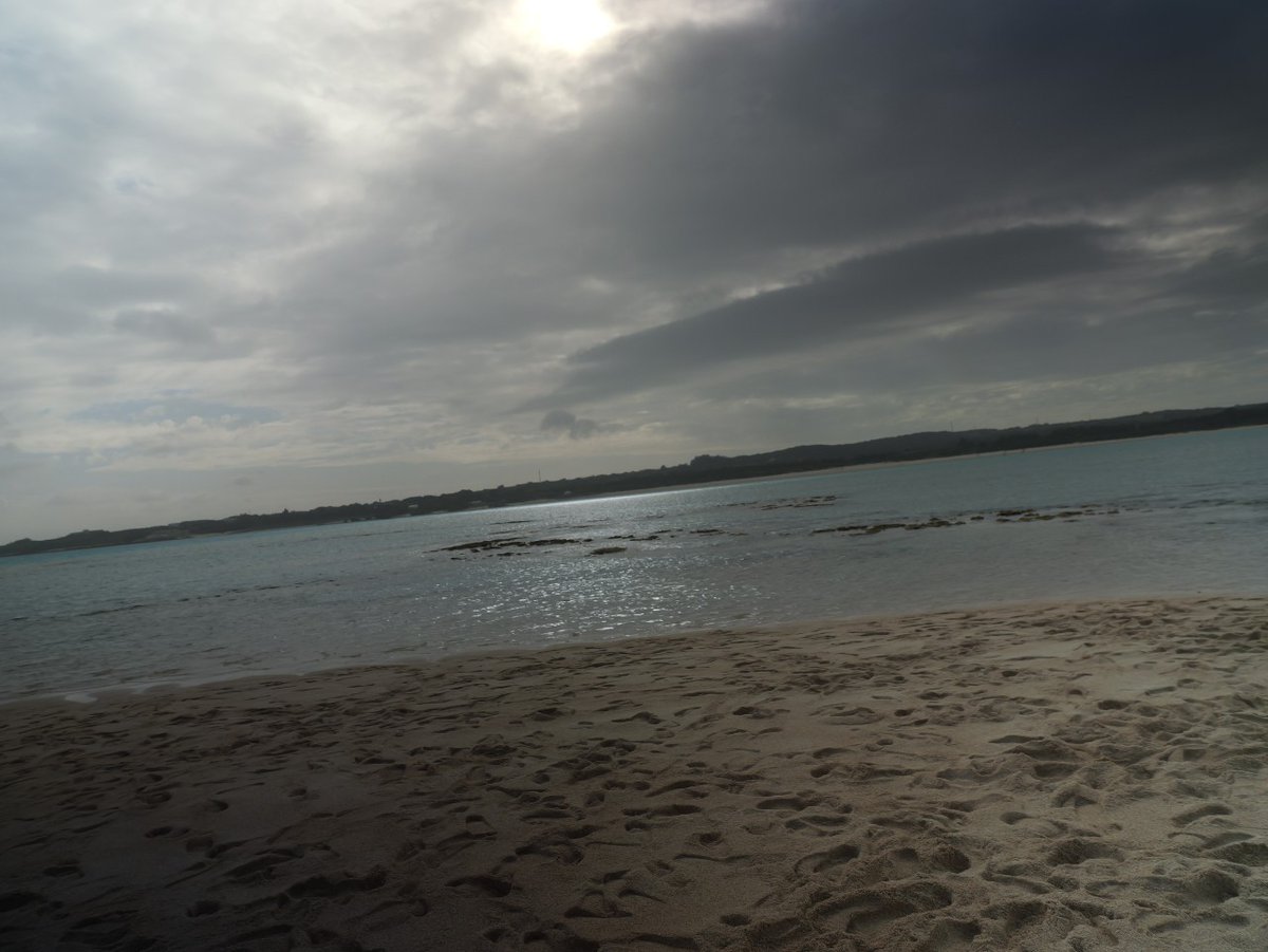 Hirowakafilms's tweet photo. とても美しい与論島。
僕の母方の祖父母の生まれた地。

ちょっと色々あって気分が落ち込んでいたけど、浄化されてなんだか優しい気持ちになれる場所でした。

自分のルーツを探るような不思議な感覚と体験。
またいきたいなぁ😊 https://t.co/4SWldqPMD1