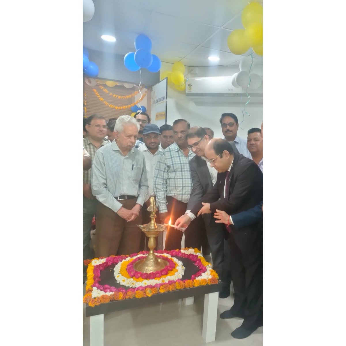 licmutual's tweet image. 📢 Exciting news! 
LIC Mutual Fund is now in Gwalior! ✨
Under the leadership of MD &amp;amp; CEO, Mr. Ravi Jha, we’re bringing expert financial guidance &amp;amp; investment solutions closer to you. 💼

#NewBranch #Gwalior #FinancialGrowth #InvestSmart #LICMF