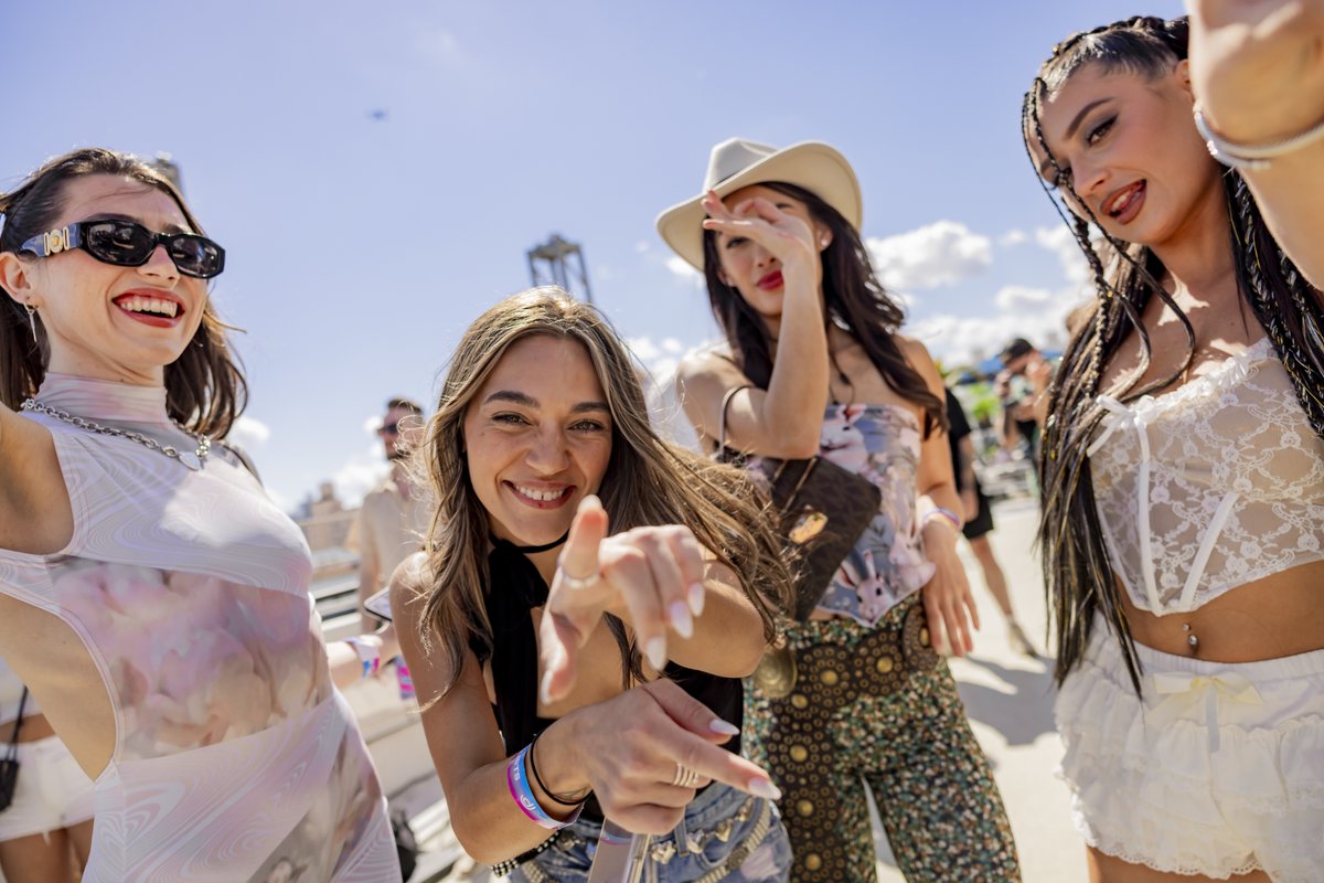 RaveDAO's tweet photo. Keep swiping…
(I know, only 4 pics per post… yeah, we hate it too. 😮‍💨)

#MiamiMusicWeek #AfterDark #RooftopSessions #1001tracklists #DJLoversClub #MMW #Plvr https://t.co/na03Fbaxwn