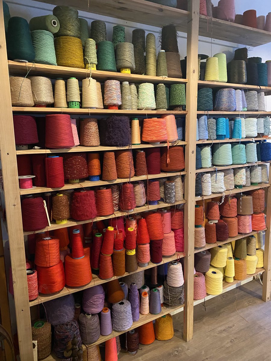 Ariane, bientôt 23 ans, qui travaillait dans les RH, a décidé de pédaler jusqu’au Cap Nord. Son histoire est dans la Balado avec Anne, qui est tisserande. Nous sommes dans la Mayenne et je tisse ma toile ! Bonne écoute.
 shows.acast.com/62063a74b5f15c… via <a href="/acast/">Acast</a>