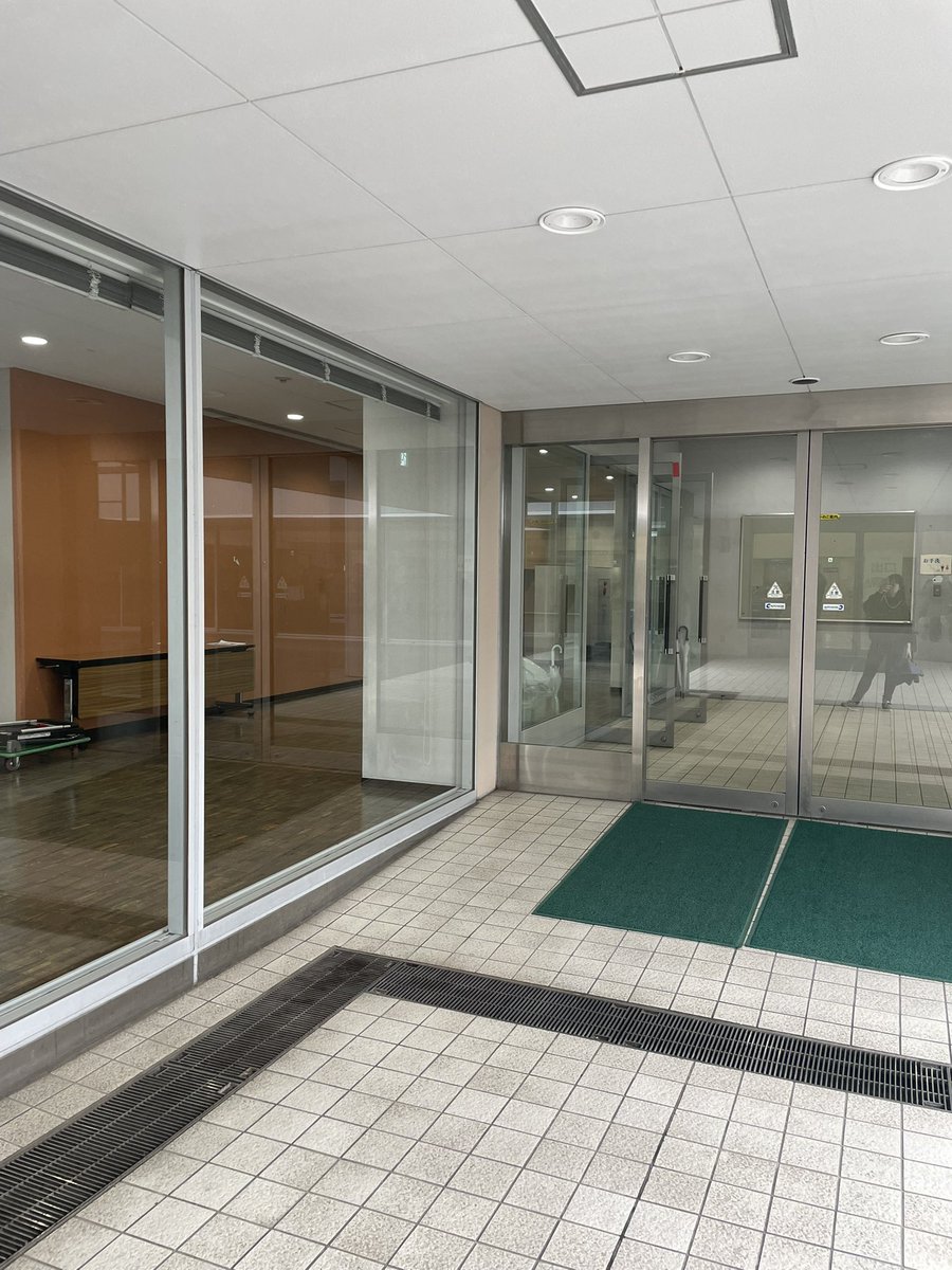 この後14:20〜
『軽音楽部ポップセクション』の
ライブが小講堂で行われます🎤⟡.·

小講堂への行き方🐾💭
①入学式が行われた建物に「獨協大学35周年記念館」の文字が書かれた隣の階段を上がる⬆️
②上がって右手に曲がって画像4枚目の扉から中に入る！

 #獨協大学  #獨協で会おう