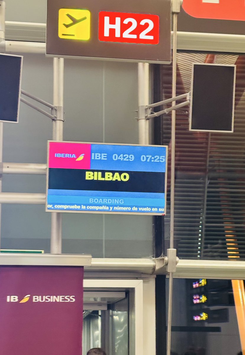 B días! 👋 

Un pequeño tip mañanero: no vayas con el tiempo pegao’ al aeropuerto que si se alinean los astros, todo puede salir mal y pierdes el vuelo 😥

Pero llegué, allá vamos… ✈️ ⚽️ 📺