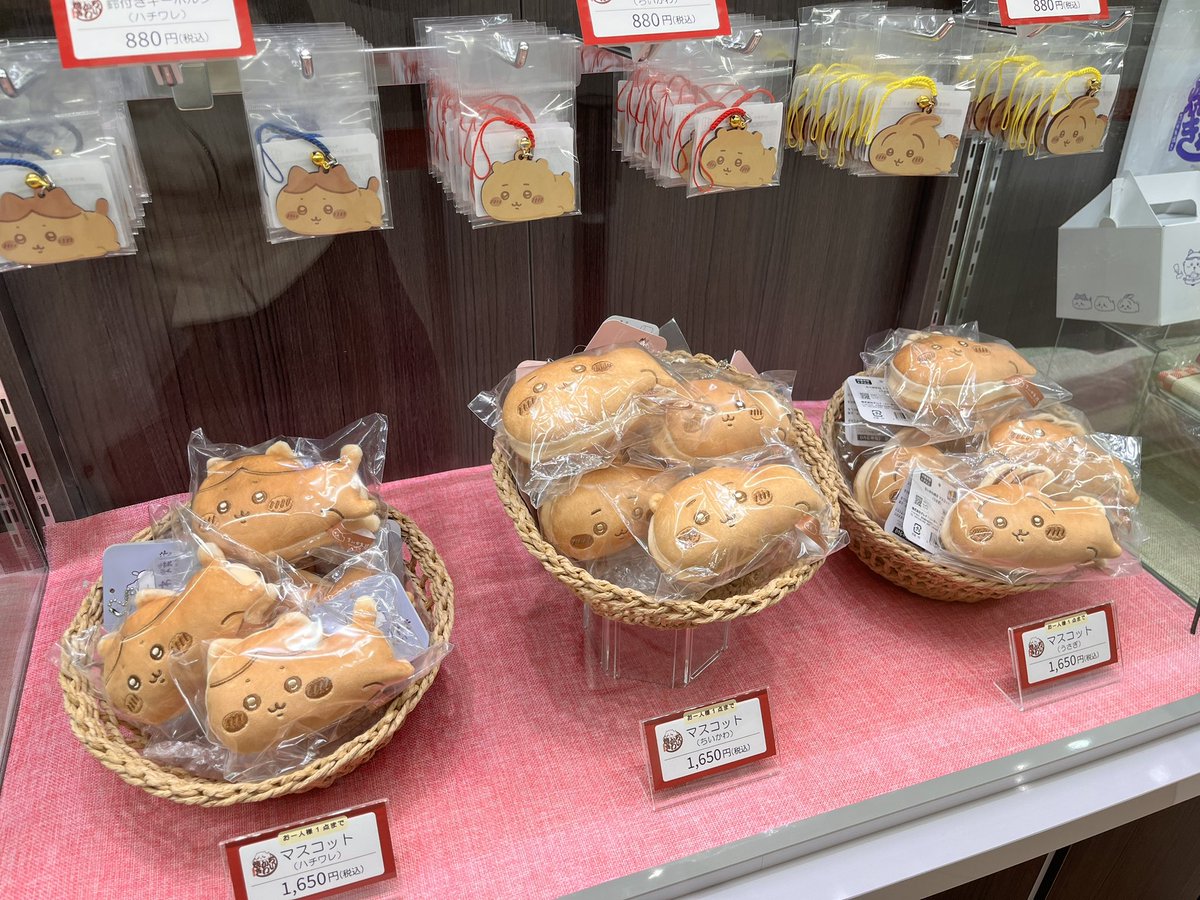 雨のヨコハマをそぞろ歩き、たどり着いた先は「ちいかわ焼き」の内覧会！
美味しそうに作られていく、いろんな味のちいかわ焼きたち。かわいいイラストと、でっかい立体物に圧倒&amp;癒やされながら、お持ち帰りしました。開封して食べるのが楽しみ❤️

#ちいかわ焼き