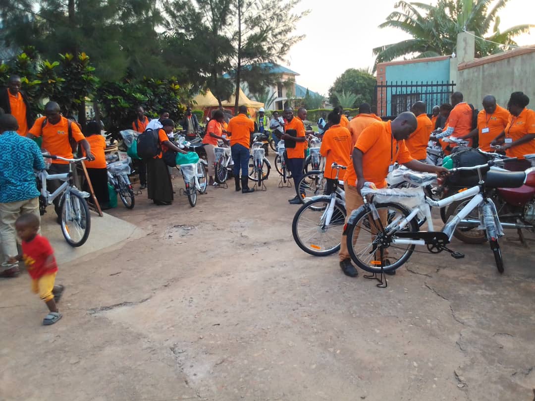 We’re adapting our Hospital to Home programme for public facilities across Uganda – starting with a pilot at Nakaseke Hospital. 

To make transport more efficient, #CHWs have received bicycles! These bikes will help reach newborns and mothers at home for vital follow-up visits.