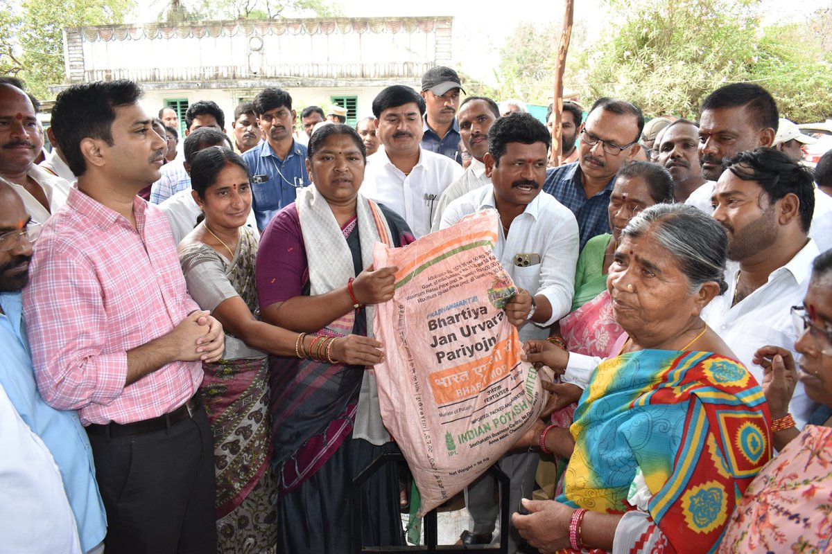 meeseethakka's tweet photo. ములుగు జిల్లా పర్యటన :

ములుగు జిల్లాలో ప్రభుత్వ  సంక్షేమా పథకాల అమలు లబ్ధిదారులకు సన్న బియ్యం అందజేశాము . పేద ప్రజల సంక్షేమమే మా ప్రభుత్వ లక్ష్యం. కష్టాల్లో ఉన్న ప్రతి కుటుంబానికి  పథకాలు అందేలా కృషి చేస్తాం. @TelanganaCMO  @INCTelangana  @INCIndia  @revanth_anumula https://t.co/B9oSqvme1E