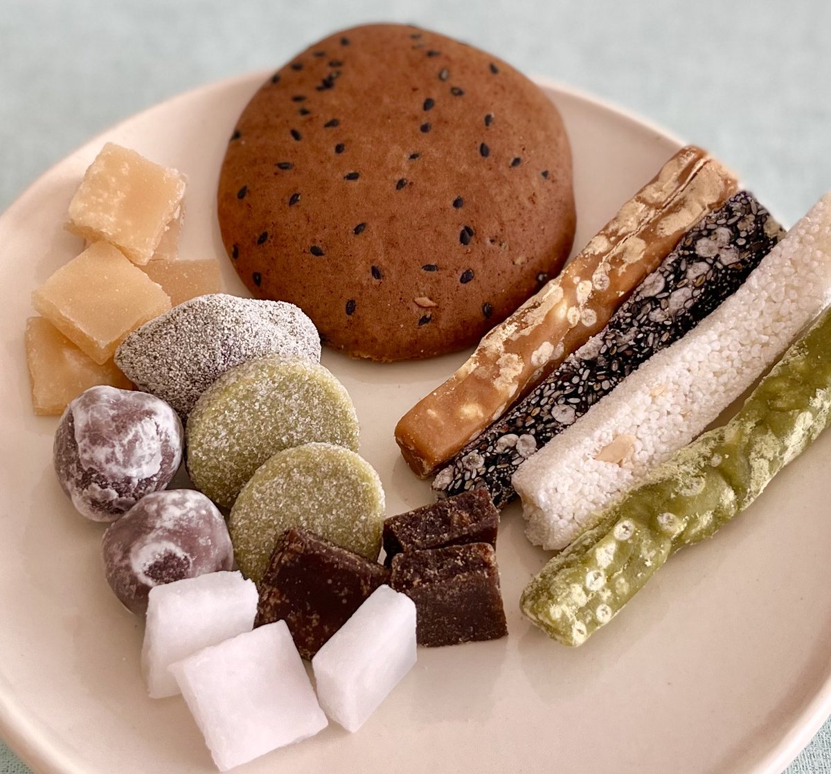 wagashibuyer's tweet photo. #販売情報 #催事情報

ただ今、#日本橋髙島屋 の催し会場で開催中の #大いわて展 に登場されている #盛岡 の #関口屋菓子舗 さん。そう、僕はいろんなところでお話をさせて頂くたびに、#東北四大駄菓子 をご紹介させて頂くのですが、とにかくお店がドンドン減ってしまっているので、心配で仕方がないのです。

もう #会津駄菓子 はほとんど作られなくなり、#鶴岡駄菓子 は残念ながら老舗が廃業されて一部が残るのみ。#仙台駄菓子 も老舗の閉店がありまして、あと数店舗が作るのみ。東北の #郷土駄菓子 はまさに絶滅危惧種と申し上げたいくらい心配な中で、#盛岡駄菓子 を担う関口屋さんは頑張っておられます。というわけで、今回も女将さんと若旦那さんがいらしているのでご挨拶をば。

東北の郷土駄菓子それぞれに特徴的な、#きな粉 や #胡麻 を使ったねじり菓子はもちろん、盛岡ならではの『#豆銀糖』というきな粉と水飴を練り合わせた #洲浜  菓子も含みまして、詰め合わせのセットで、いろいろと楽しめますんで、ぜひ味わって頂きたいですし、何よりも絶やしてはならない伝統的な郷土菓子を頑張って作っておられる若旦那さんといつも素敵な笑顔でお迎えくださる女将さんを、ぜひ応援してもらいたいです！！

なお、写真左上の『#生姜糖』は季節限定の別売商品なので、詰合せには入っておりません。