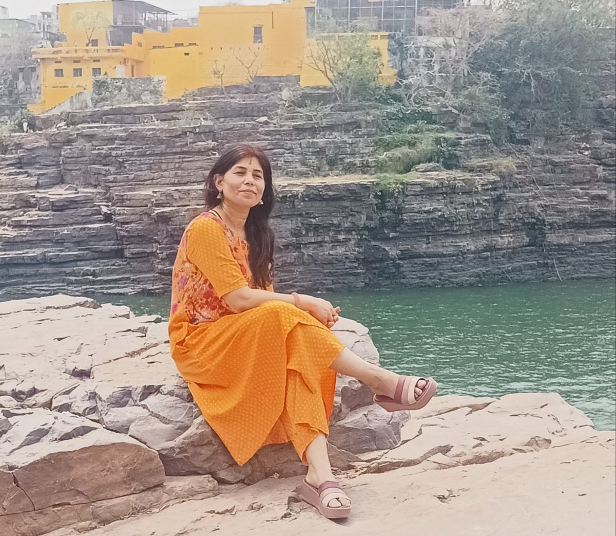 RjNavita's tweet photo. टूटे दिल को जोड़ना आसान नहीं होता...एक गांठ तो रह जाती है... जो दो लोगों के बीच औपचारिकता की एक अनकही लकीर खींच देती है... अपनेपन की गर्माहट को अजनबीपन की ओट दे देती है.
----- नविता https://t.co/PImWxvLhIZ