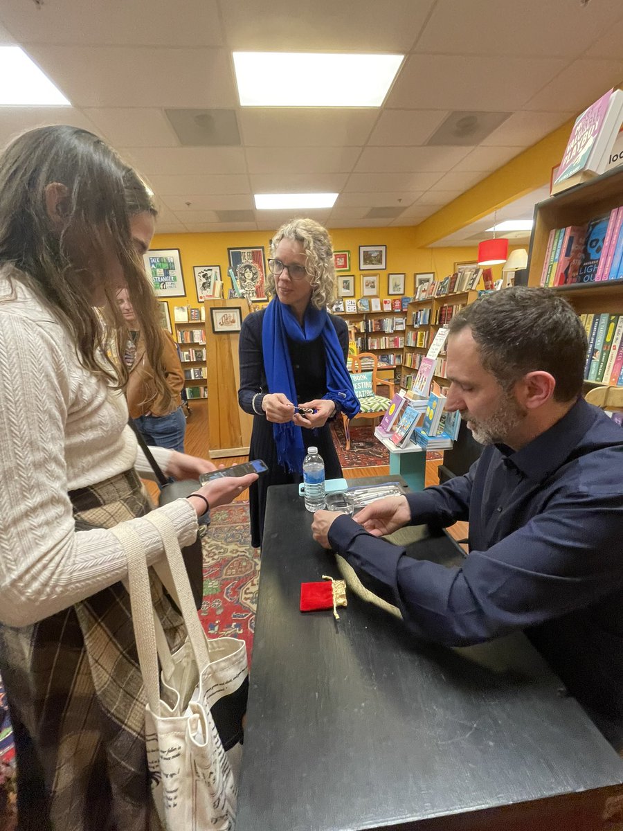 Emily_Bookish's tweet photo. Part three! I got a photo with Gina too but I wasn’t sure if my sister wanted to be posted or not. https://t.co/xc5Nd5kzMh