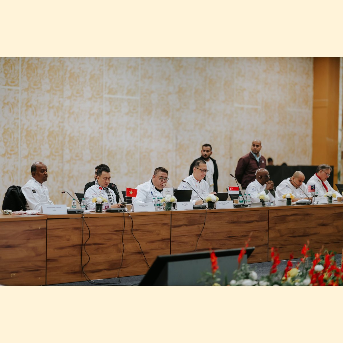 indusfoodshow's tweet image. Indusfood 2025 brought top F&amp;amp;B leaders &amp;amp; chefs together!

In partnership with IFCA, the Asia Presidents Forum united 35+ global &amp;amp; 100+ Indian chefs for discussions, collaborations &amp;amp; live showcases. 

#Indusfood2025 | #CulinaryNetworking | #FoodInnovation | #GlobalTrade