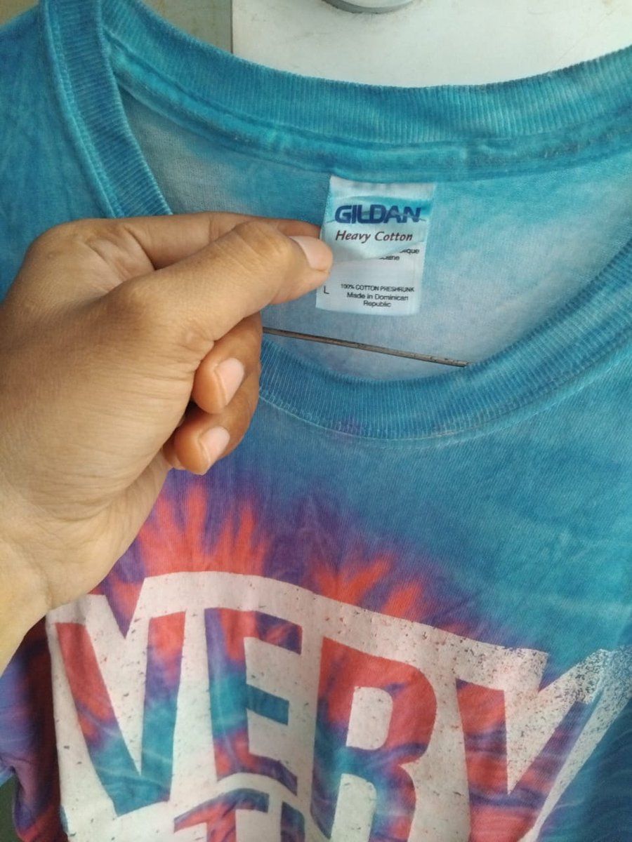 erzars's tweet photo. Jual aja nih Official Merch Descendents sama Evertime I Die. 450k ambil semua. https://t.co/o9NxeBLYUL