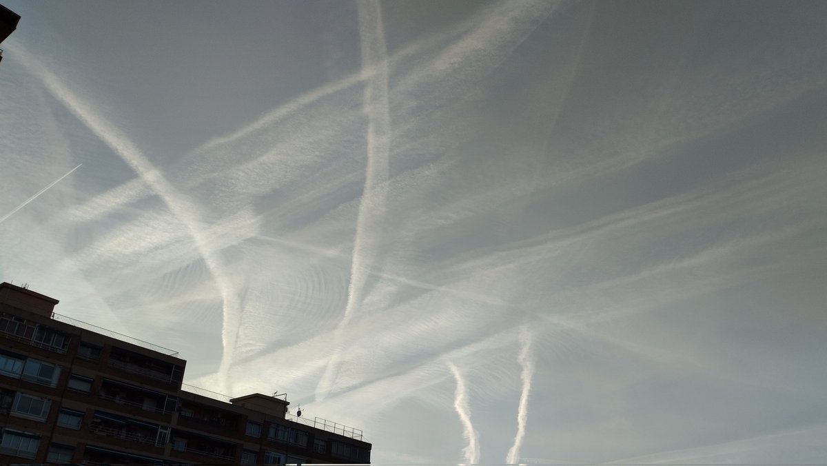 chokie987's tweet photo. @meteocat Aquests "núvols"? Com estem tolerant això? Durant dècades s'ha fet servir el "contrail suppresion device" per suprimir les esteles de condensació per moltes raons. D'uns anys cap aquí ja no importa? O és que no són Contrails? Sinó Chemtrails? Patent👇🏻 https://t.co/NSZNKkHPiG https://t.co/W75Mr5Lglj