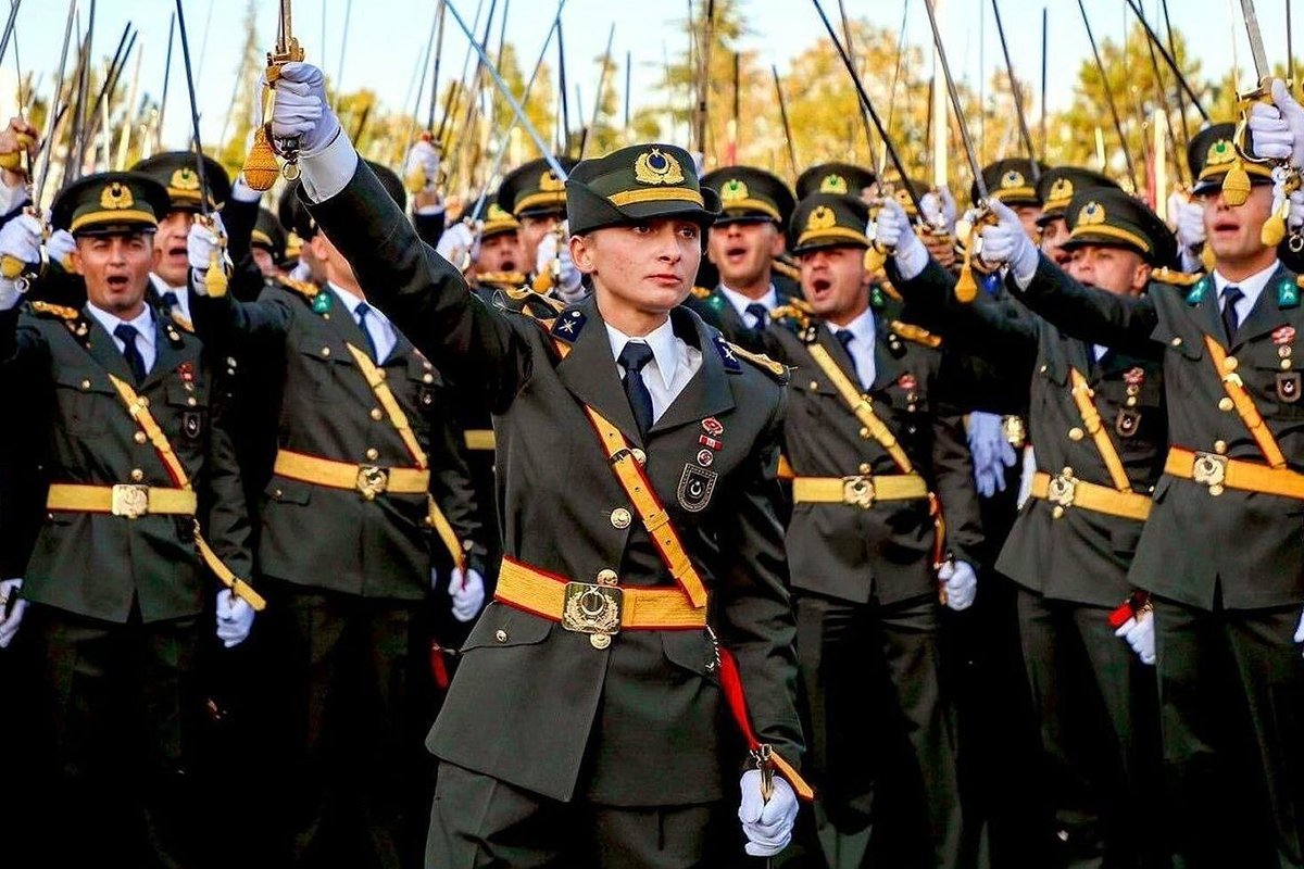 darkwebhaber's tweet photo. Teğmen Ebru Eroğlu'nun orduya dönmek için verdiği itiraz dilekçesinden:

"Harbiye’ye 1. girdim, 1. bitirdim. Kayakta, koşuda, atışta 1. oldum. Erkeklerin katıldığı komando kursunu 58. bitirdim. 

Bakanlık beni başarılarımdan dolayı İtalya’daki silahlı çatışma yarışmasına gönderdi. Devletime yakışır bir Harbiye’li olmaya çalıştım. 

TSK’ya derinden bağlıyım. Disiplinsizlik kastım olamaz." (Sözcü)