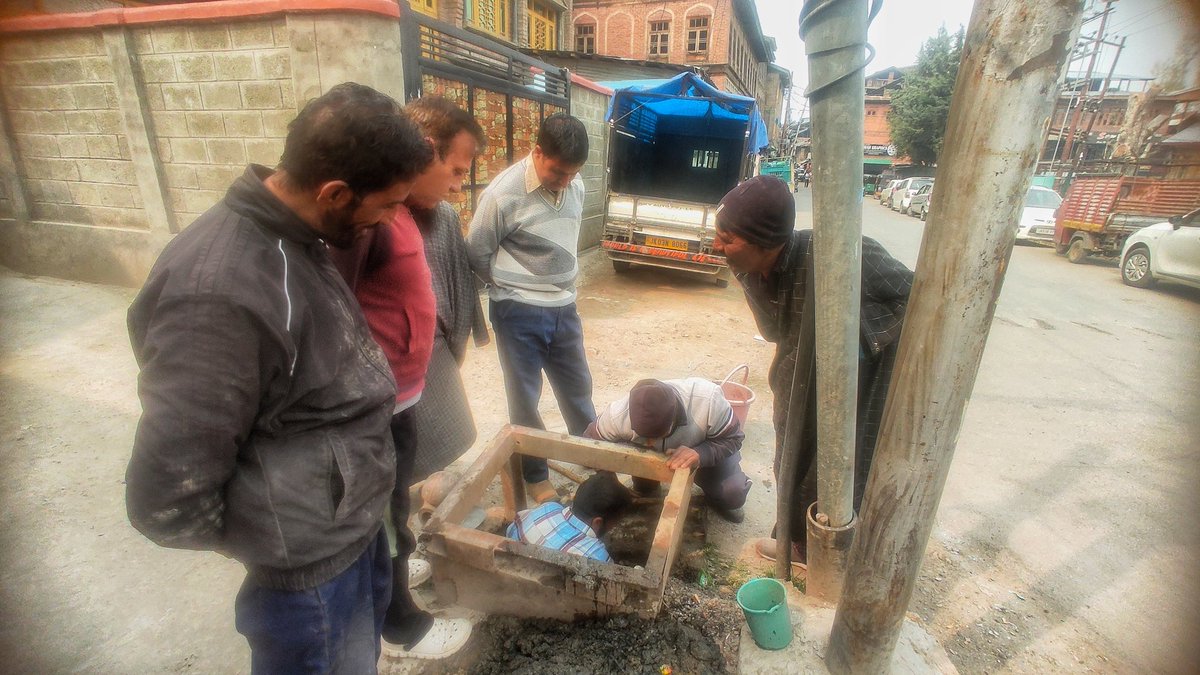 muneebulislam16's tweet photo. With authorities failing to repair fire plugs in Anantnag town, volunteers along with Municipal Committee Anantnag employees take matters into their own hands, attempting repairs to ensure fire safety in the area.
@SaahilSuhail
@Gaamuk
@DrVeeri @AnantnagDIPRC https://t.co/qRY1LuAN6u