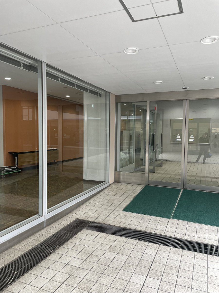 15:10〜
『Singing Club(軽音サークル)』の
ライブが小講堂で行われます🎤⟡.·

小講堂への行き方🐾💭
①入学式が行われた建物に「獨協大学35周年記念館」の文字が書かれた隣の階段を上がる⬆️
②上がって右手に曲がって画像4枚目の扉から中に入る！

 #獨協大学  #獨協で会おう