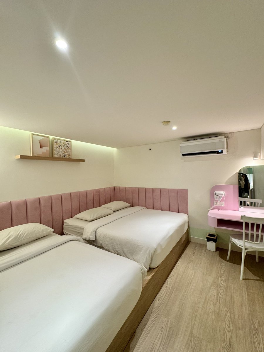 cloudysnowys's tweet photo. ADA PENGINAPAN SELUCUK INI DI BANDUNG...bisa buat rame rame juga 😭💗

kamarnya luas banget &amp; ada dapurnya buat masak, cocok banget sama keluarga rame rame karena lumayan homey &amp; cozy banget!

point plus: strategis ada di tengah kota 🫶🏻 https://t.co/Z0z3B8C9Us